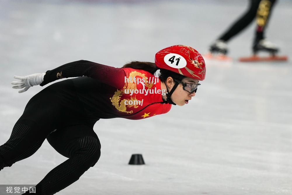 冲刺冠军！短道速滑女队逆风翻盘